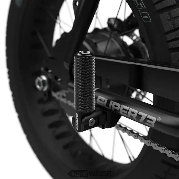Schwarze Fahrradfußrasten am Rahmen vom Original Super73 Klappbar Double Up
