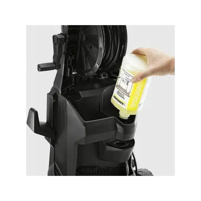 Gelbes und weißes Kärcher K4 Reinigungsmittel mit Pumpenspender