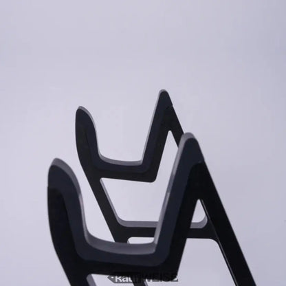 Schwarze abstrakte Skulptur mit Schichten geometrischer Formen und glatten Kurven für Onewheel Side Stand