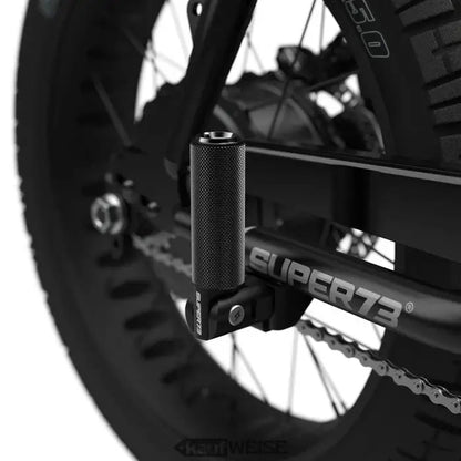 Schwarze Fahrradfußrasten am Rahmen vom Original Super73 Klappbar Double Up