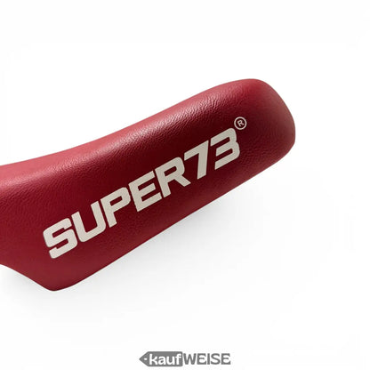 Roter Super73 ZG Sattel mit weißem Branding für Z-Serie E-Bike