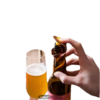 Beerflasche wird geöffnet mit dem Lederset Flaschenmarker, tolles Vatertagsgeschenk